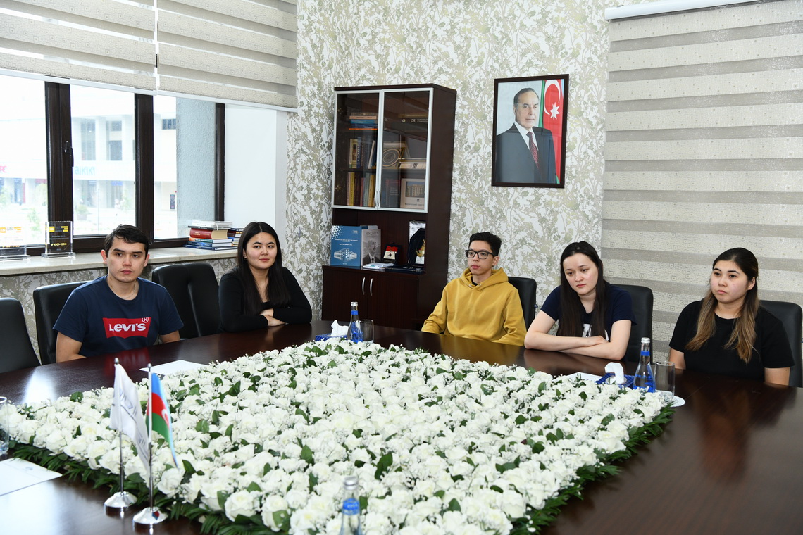 Rektor universitetdə elmi-tədqiqat təcrübəsi keçən qazaxıstanlı tələbələrlə görüşüb