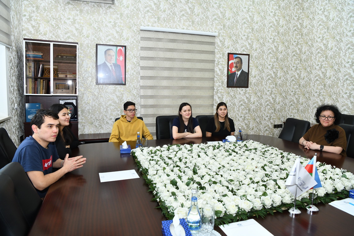 Rektor universitetdə elmi-tədqiqat təcrübəsi keçən qazaxıstanlı tələbələrlə görüşüb