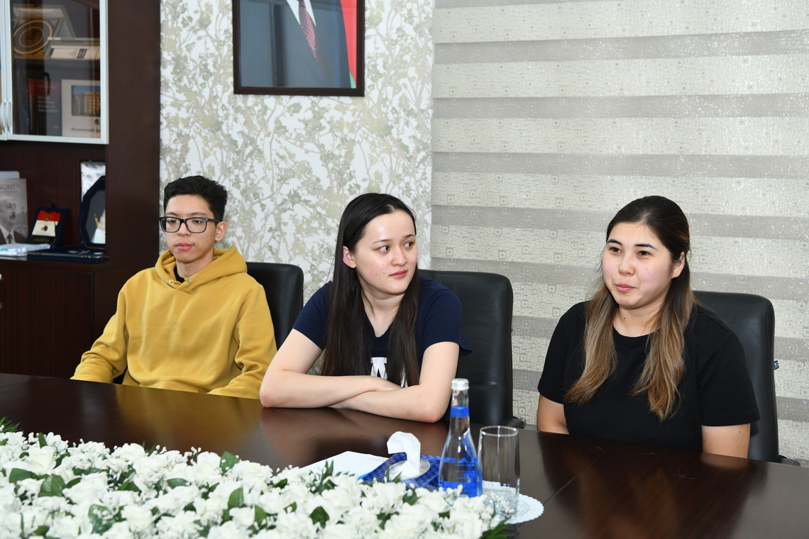 Rektor universitetdə elmi-tədqiqat təcrübəsi keçən qazaxıstanlı tələbələrlə görüşüb