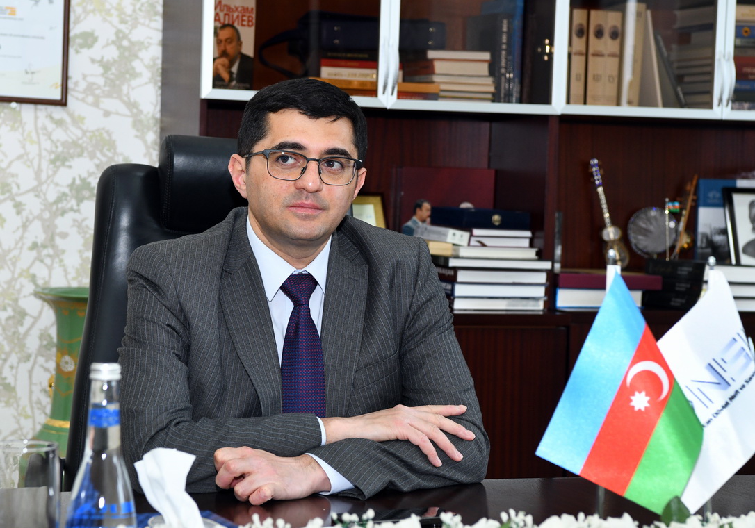 Rektor universitetdə elmi-tədqiqat təcrübəsi keçən qazaxıstanlı tələbələrlə görüşüb