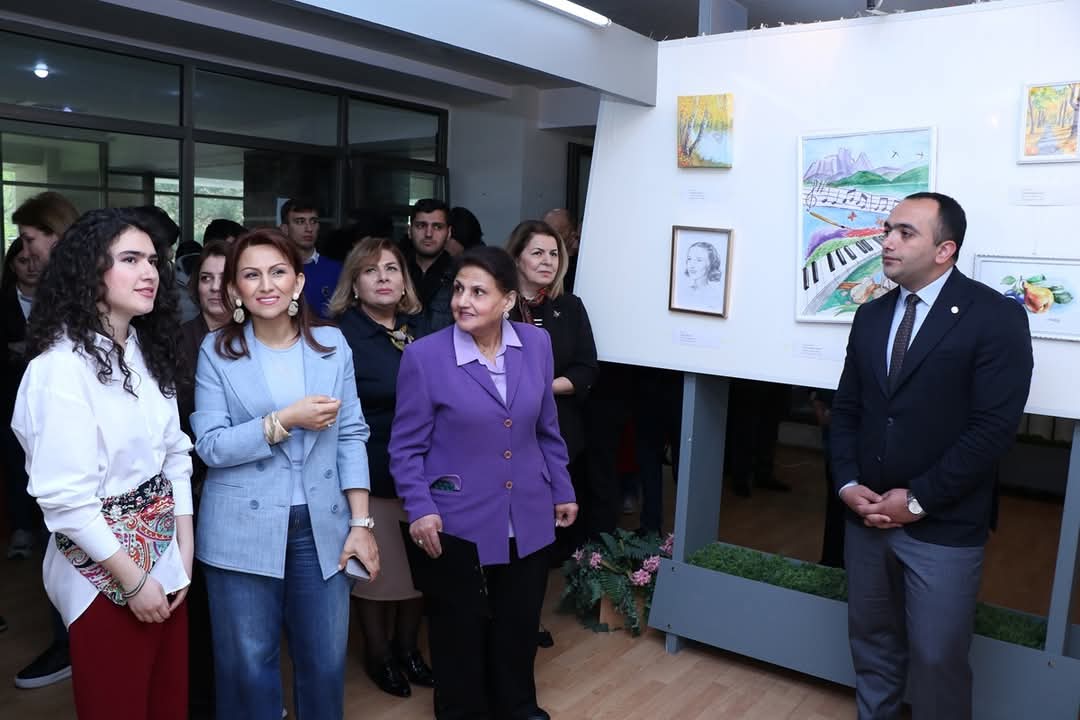 SABAH tələbəsinin “Bir fırçanın yolu” adlı sərgisi açılıb