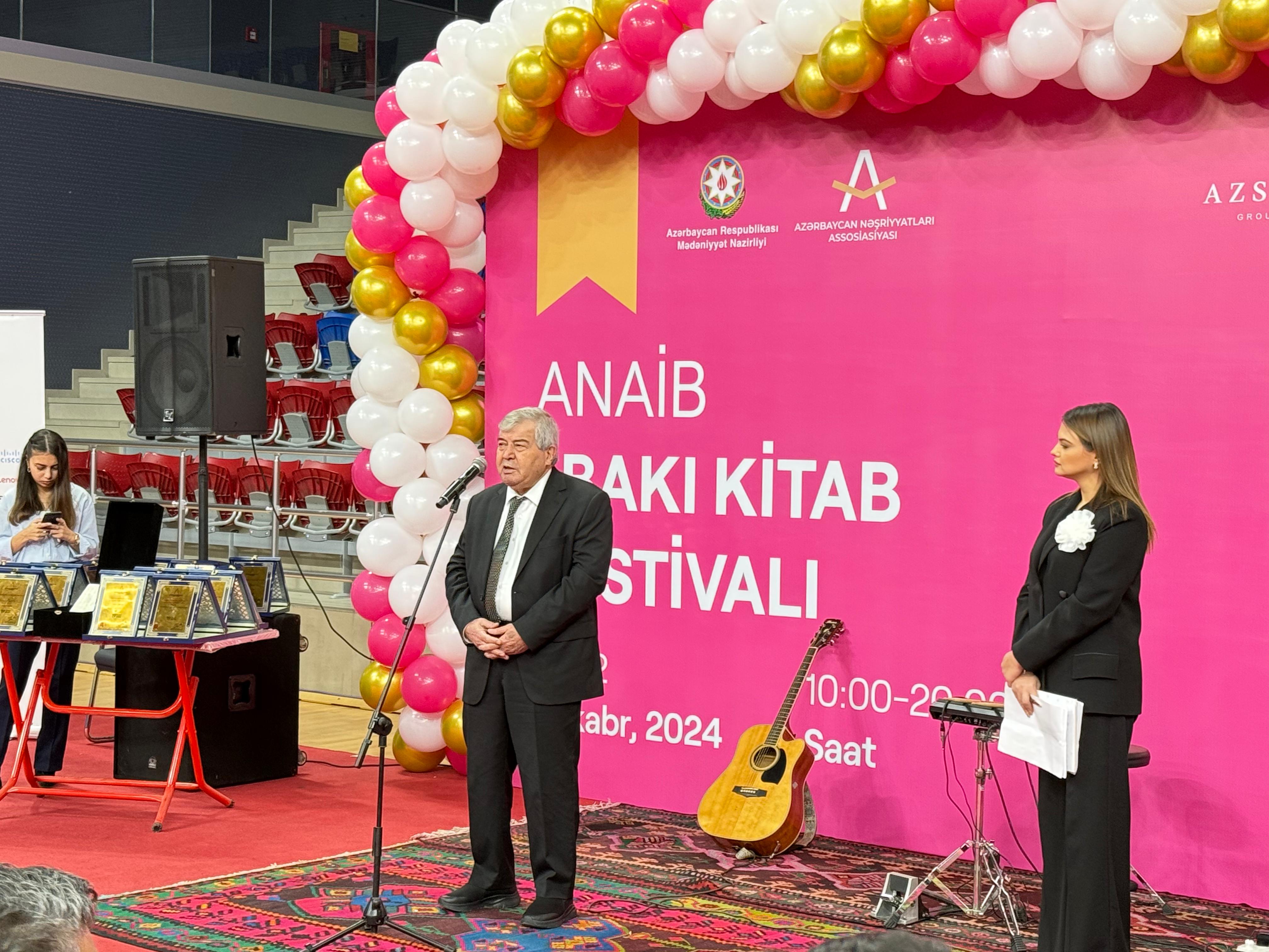 Sabir Rüstəmxanlı: Kənd məktəblərinə kitablarımızın getməməsi narahatlıq yaradır 