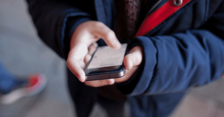 Şagirdin cibindəki dünya: Təhsil üçün fürsət, yoxsa təhlükə? 