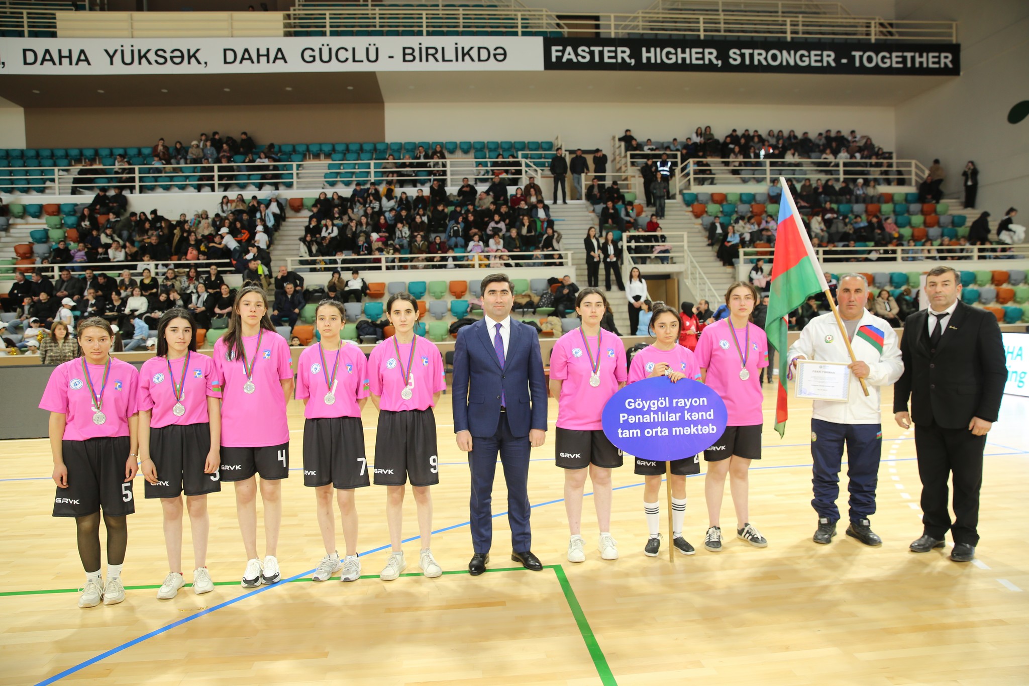 Şagirdlər arasında keçirilən voleybol yarışının qalibləri mükafatlandırılıb