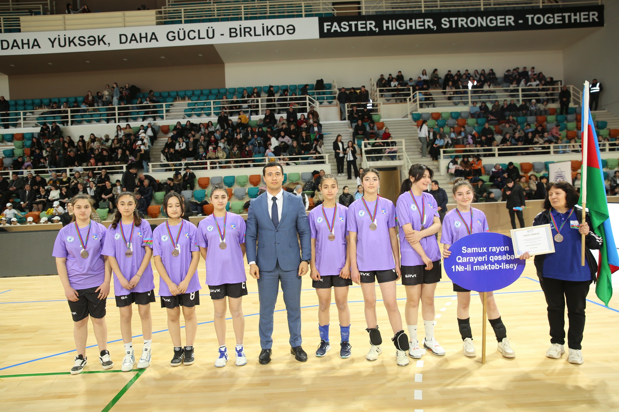 Şagirdlər arasında keçirilən voleybol yarışının qalibləri mükafatlandırılıb