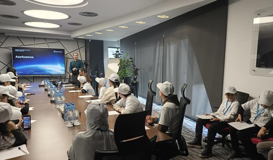 Şagirdlər Azərkosmosa ekskursiya ediblər 