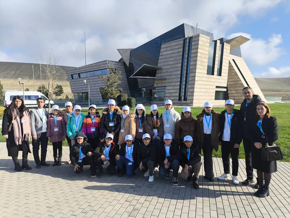 Şagirdlər Azərkosmosa ekskursiya ediblər