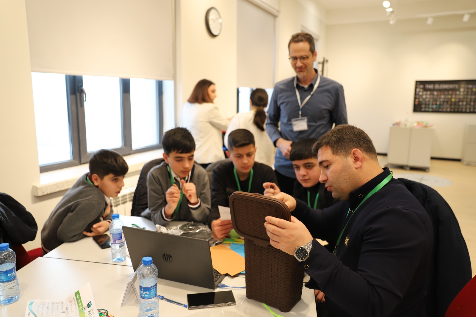 Şagirdlər “Ekoloji Sahibkarlıq” mövzusunda keçirilən Hakatonda innovativ layihələr hazırlayır 