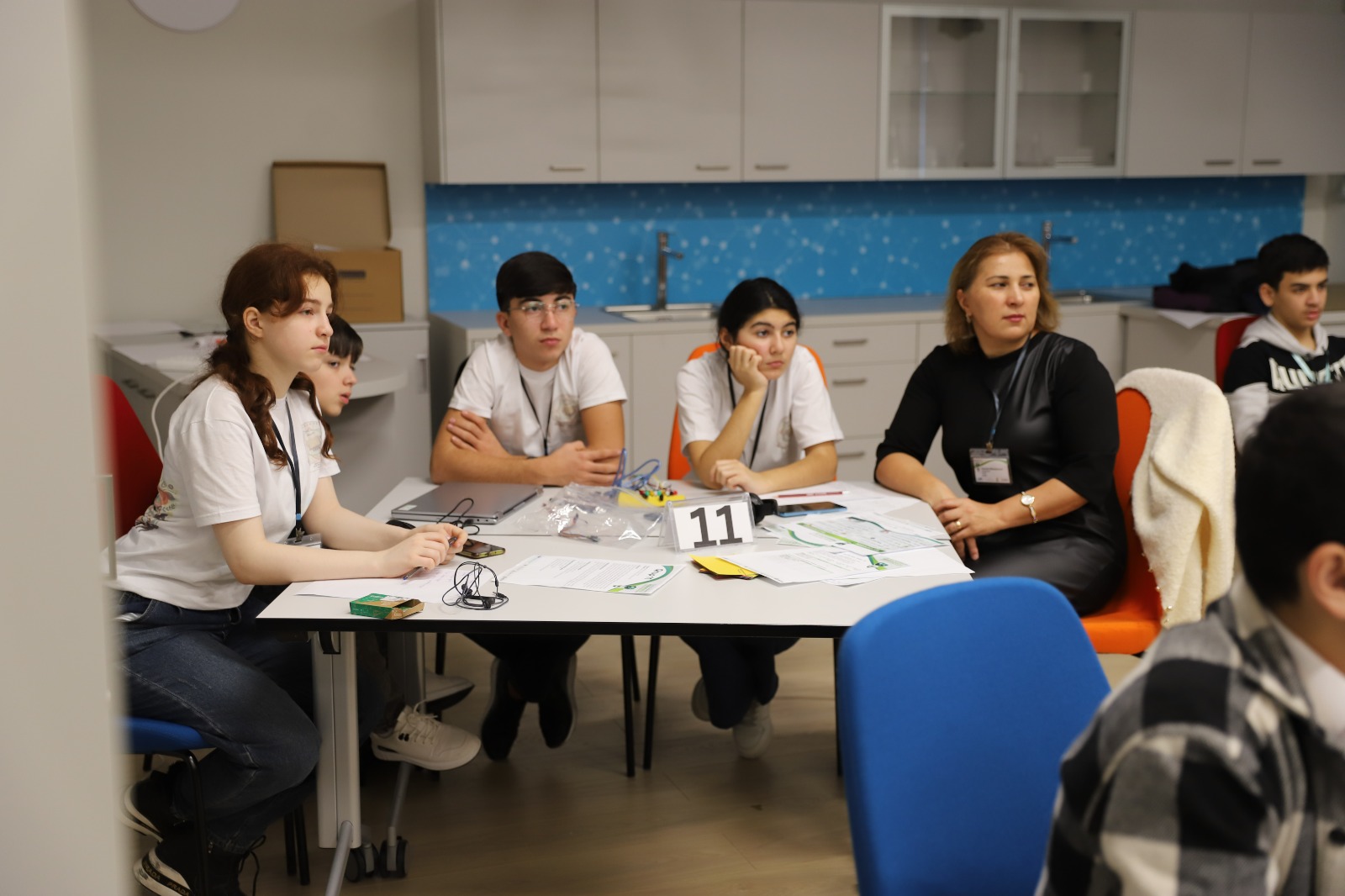 Şagirdlər “Ekoloji Sahibkarlıq” mövzusunda keçirilən Hakatonda innovativ layihələr hazırlayır