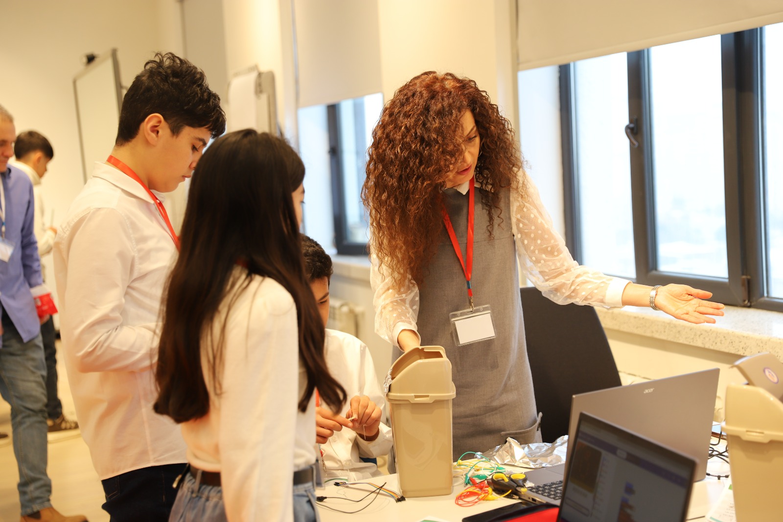 Şagirdlər “Ekoloji Sahibkarlıq” mövzusunda keçirilən Hakatonda innovativ layihələr hazırlayır