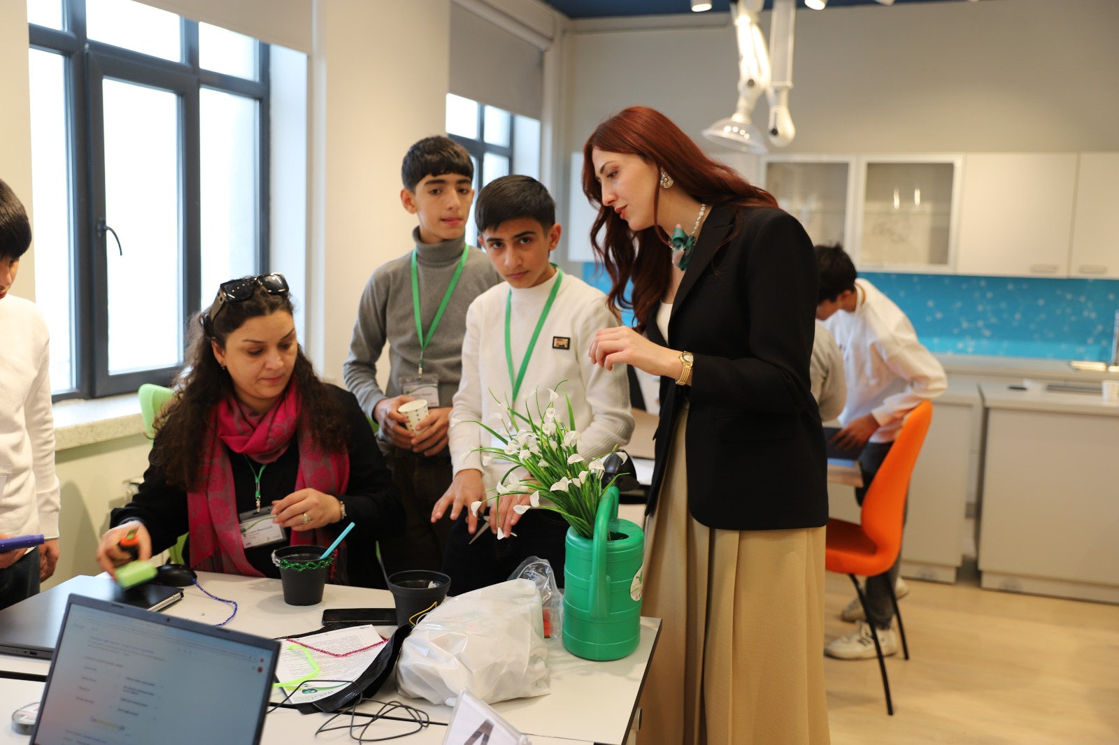 Şagirdlər “Ekoloji Sahibkarlıq” mövzusunda keçirilən Hakatonda innovativ layihələr hazırlayır