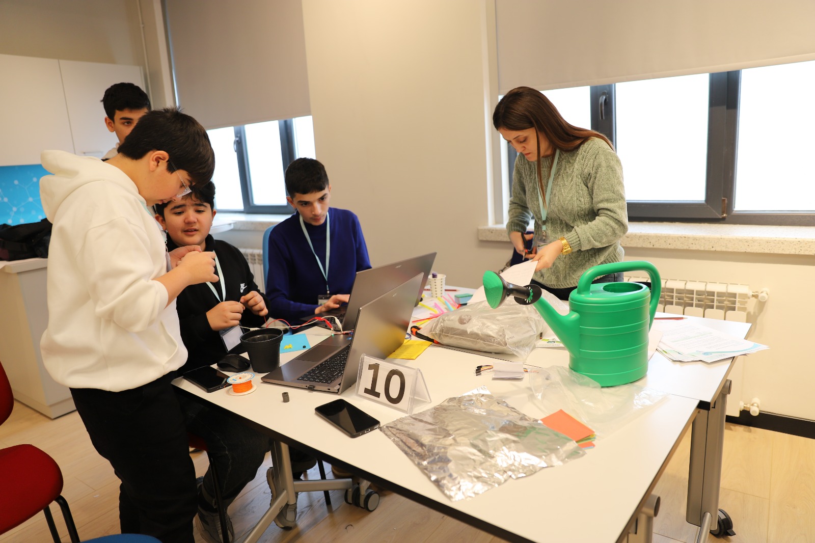 Şagirdlər “Ekoloji Sahibkarlıq” mövzusunda keçirilən Hakatonda innovativ layihələr hazırlayır