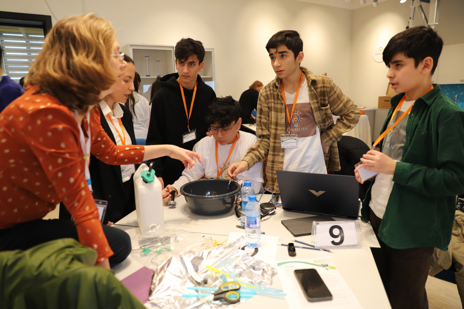 Şagirdlər “Ekoloji Sahibkarlıq” mövzusunda keçirilən Hakatonda innovativ layihələr hazırlayır