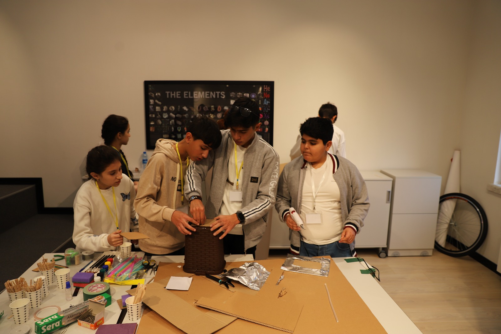 Şagirdlər “Ekoloji Sahibkarlıq” mövzusunda keçirilən Hakatonda innovativ layihələr hazırlayır