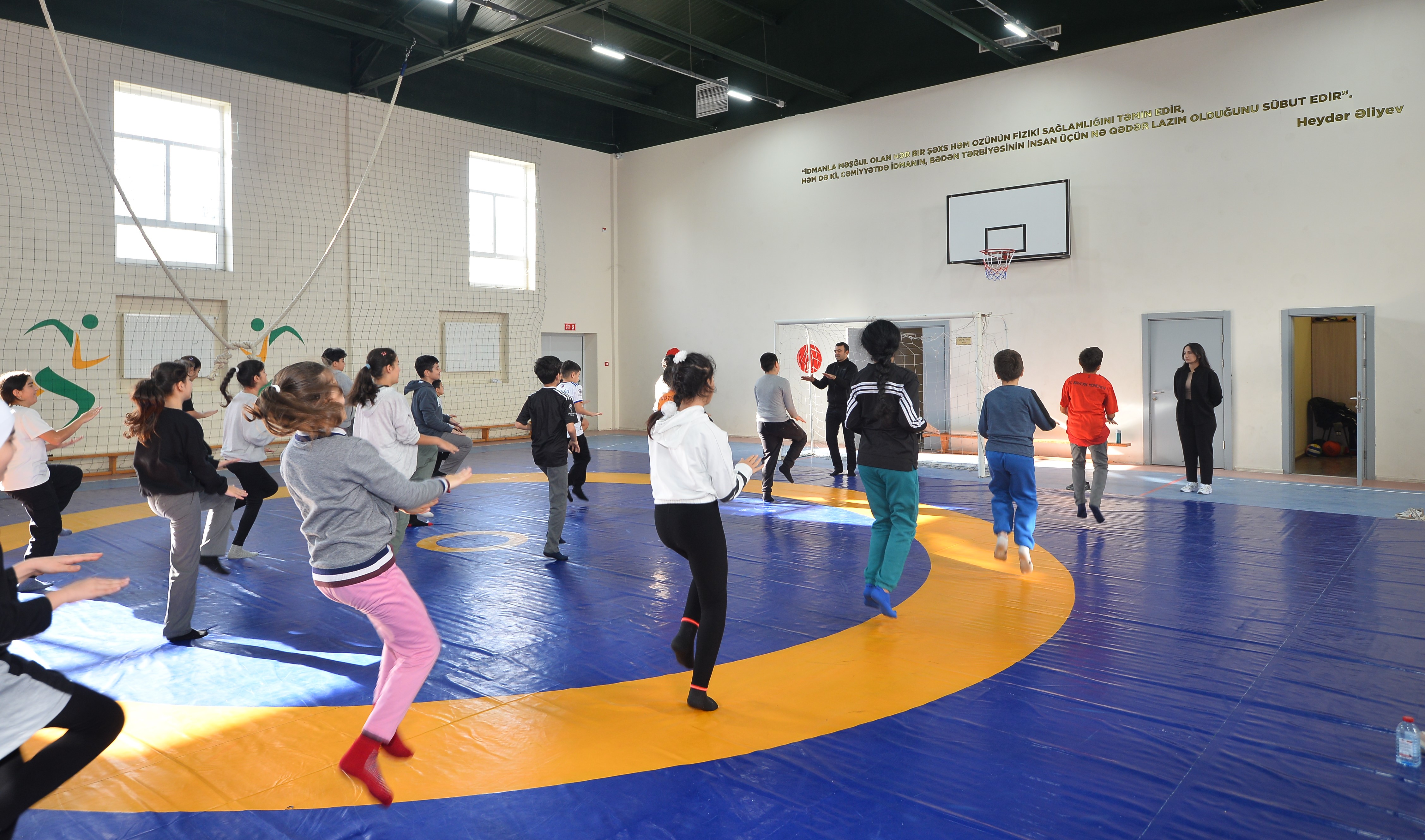 Şagirdlər kitab tərcümə etdi, xarici nəşriyyat satış hüququ üçün ödəniş almadı – Gimnaziyada bir gün