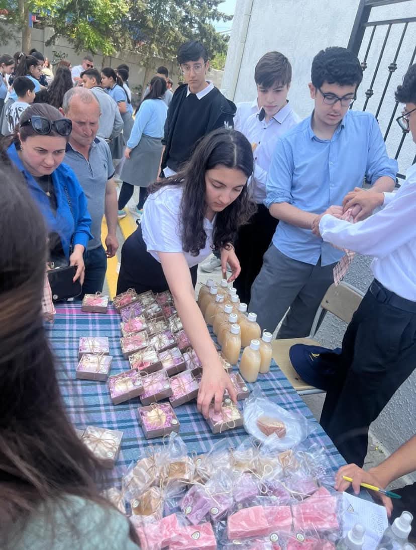 Şagirdlər kitab tərcümə etdi, xarici nəşriyyat satış hüququ üçün ödəniş almadı – Gimnaziyada bir gün