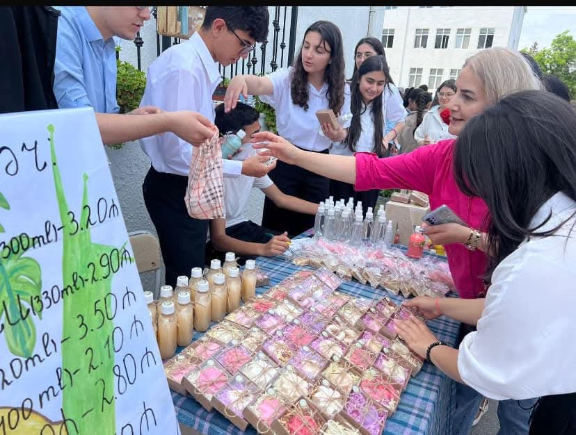 Şagirdlər kitab tərcümə etdi, xarici nəşriyyat satış hüququ üçün ödəniş almadı – Gimnaziyada bir gün
