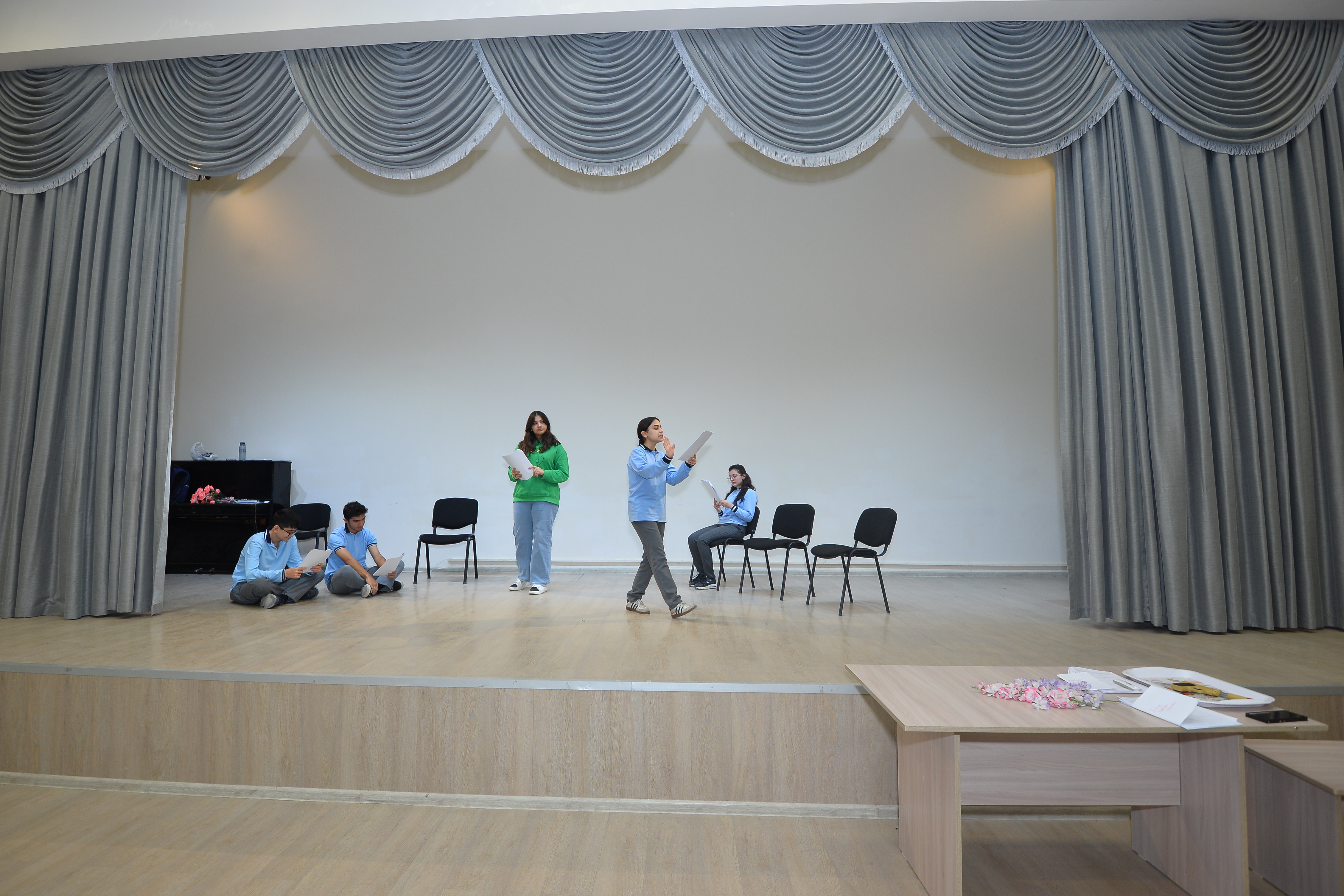 Şagirdlər kitab tərcümə etdi, xarici nəşriyyat satış hüququ üçün ödəniş almadı – Gimnaziyada bir gün