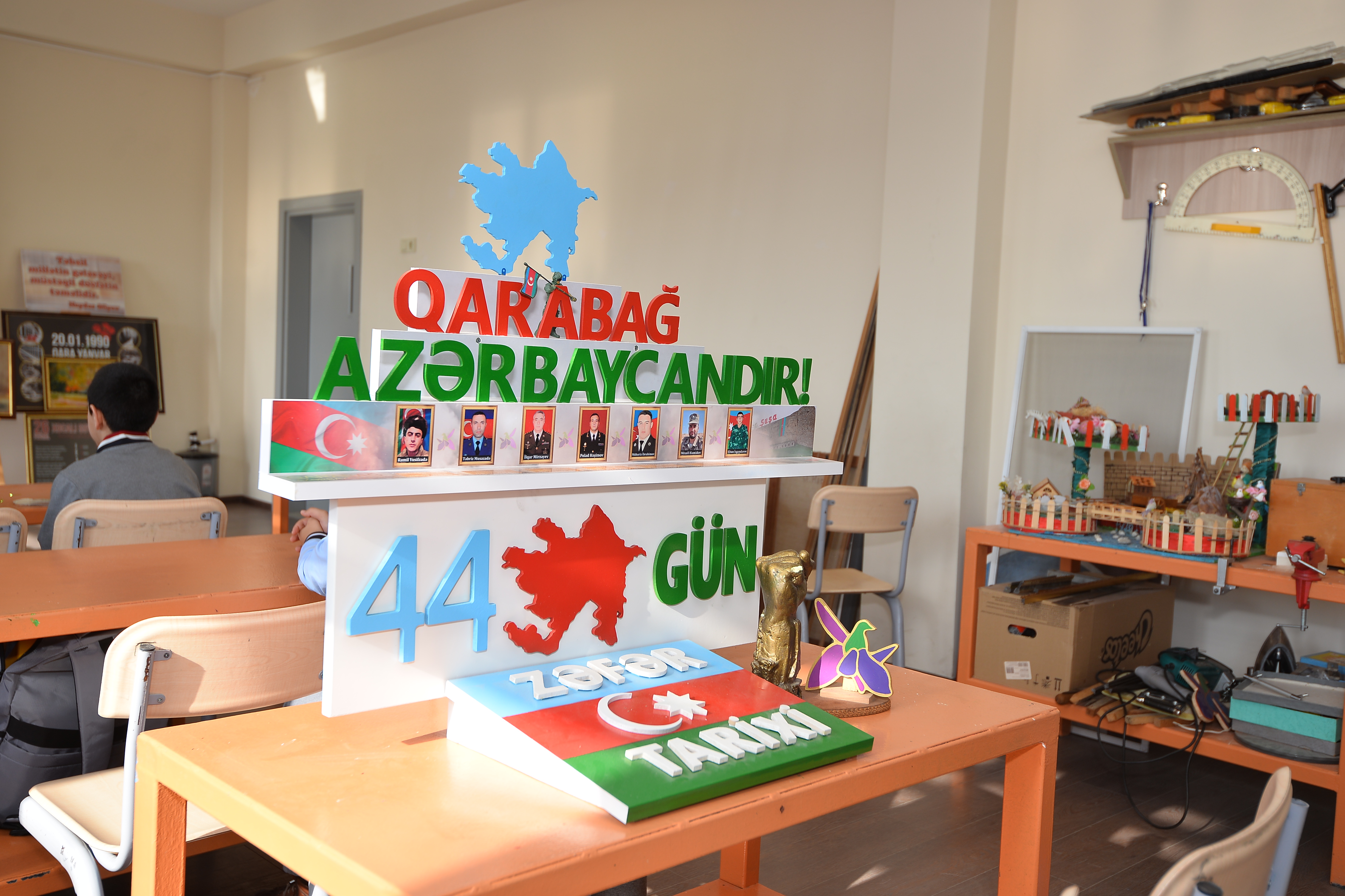 Şagirdlər kitab tərcümə etdi, xarici nəşriyyat satış hüququ üçün ödəniş almadı – Gimnaziyada bir gün