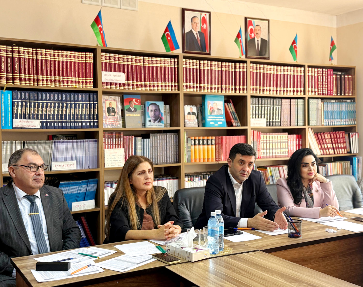 Şagirdlər təqdimatlarla çıxış edir