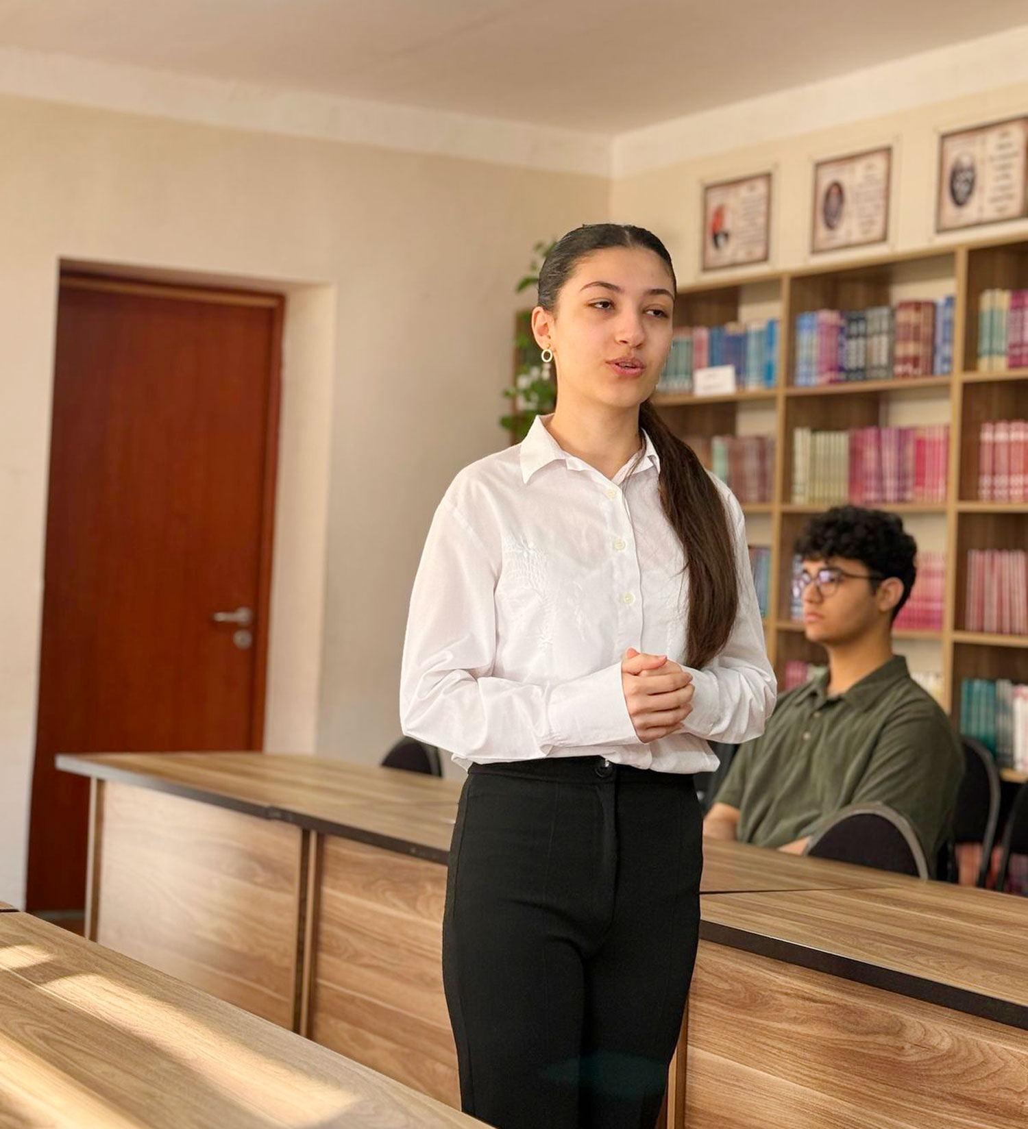 Şagirdlər təqdimatlarla çıxış edir