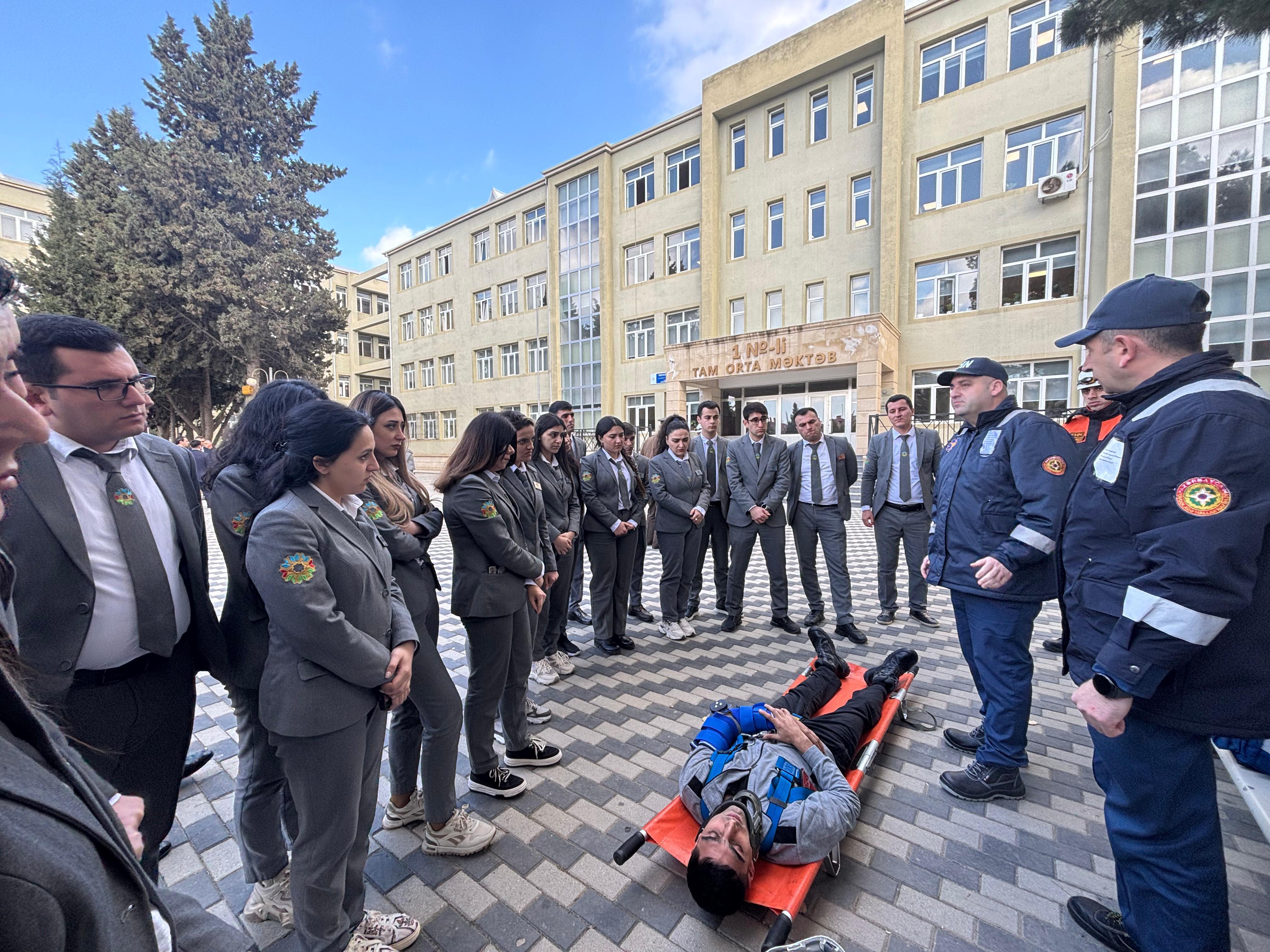 Şagirdlər üçün fövqəladə hallarla bağlı təlimlər keçirilib