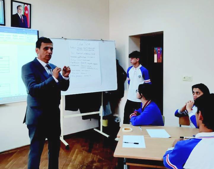 Şagirdlərdə maliyyə savadlılığının artırılması ilə bağlı sinifdənxaric dərs keçirilib 