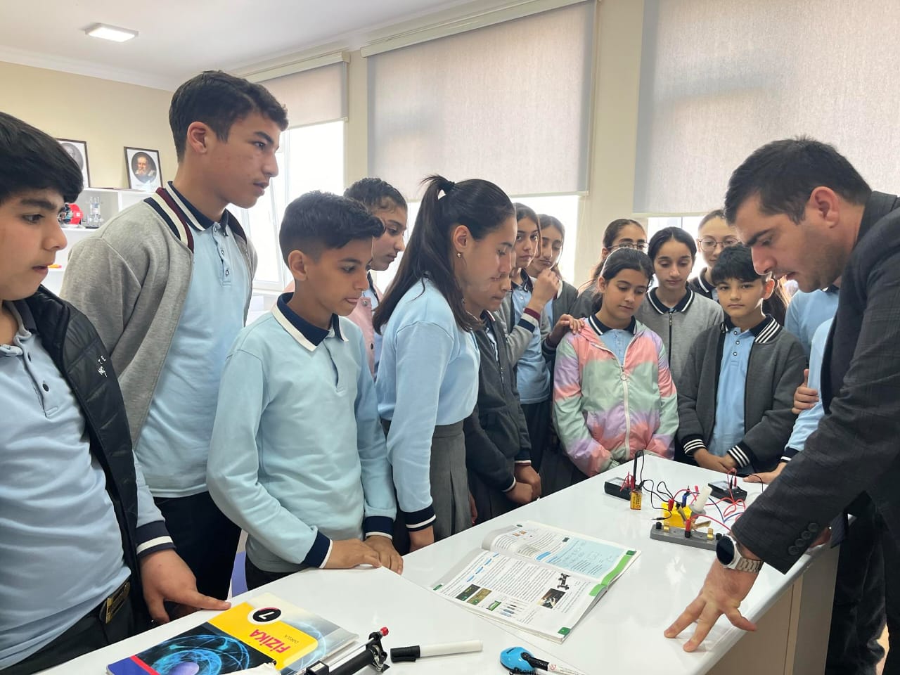 “Şagirdlərimə müxtəlif mükafatlar verirəm” - Fizikanı sevdirən müəllim 