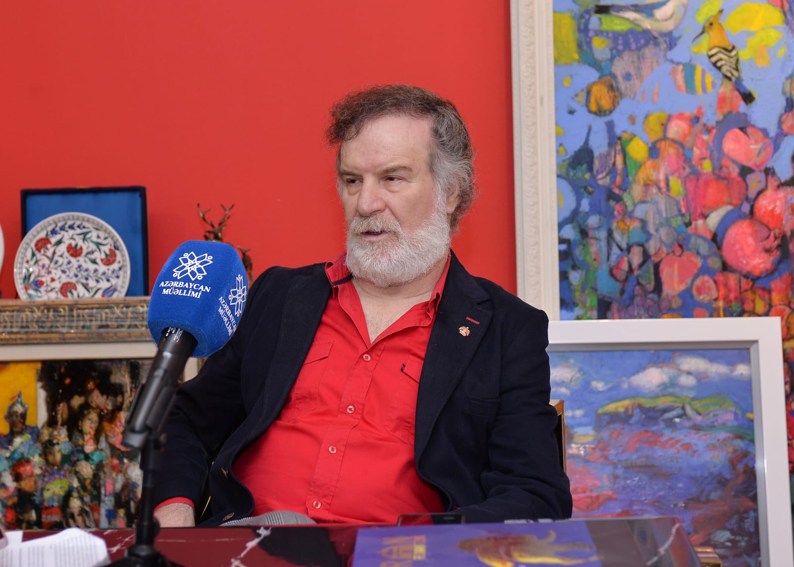 Sakit Məmmədov: Uşaq həvəslə şəkil çəkir, dartıb aparırlar ki, dərs oxusun 