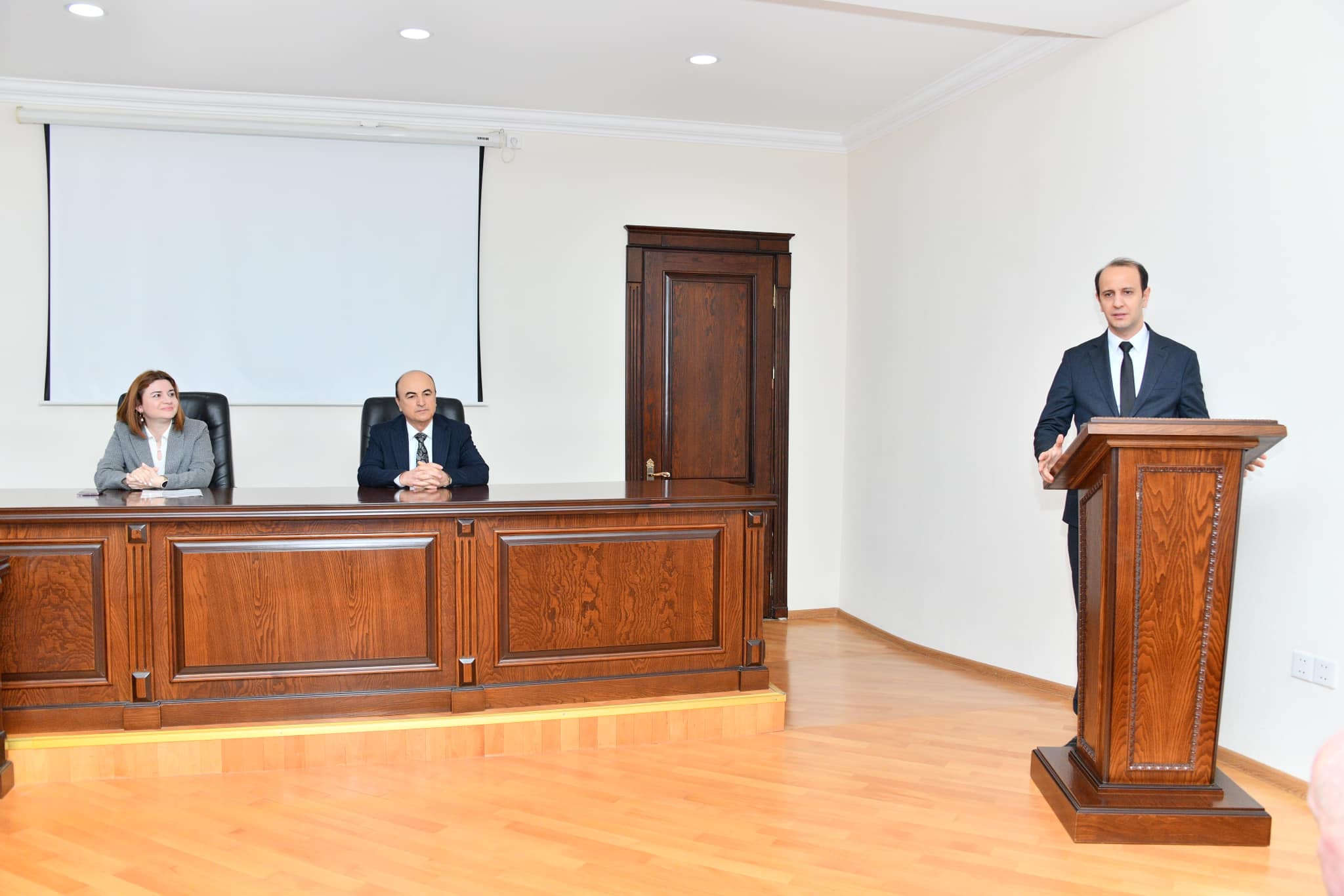 SDU-nun rektor əvəzi kollektivə təqdim olunub