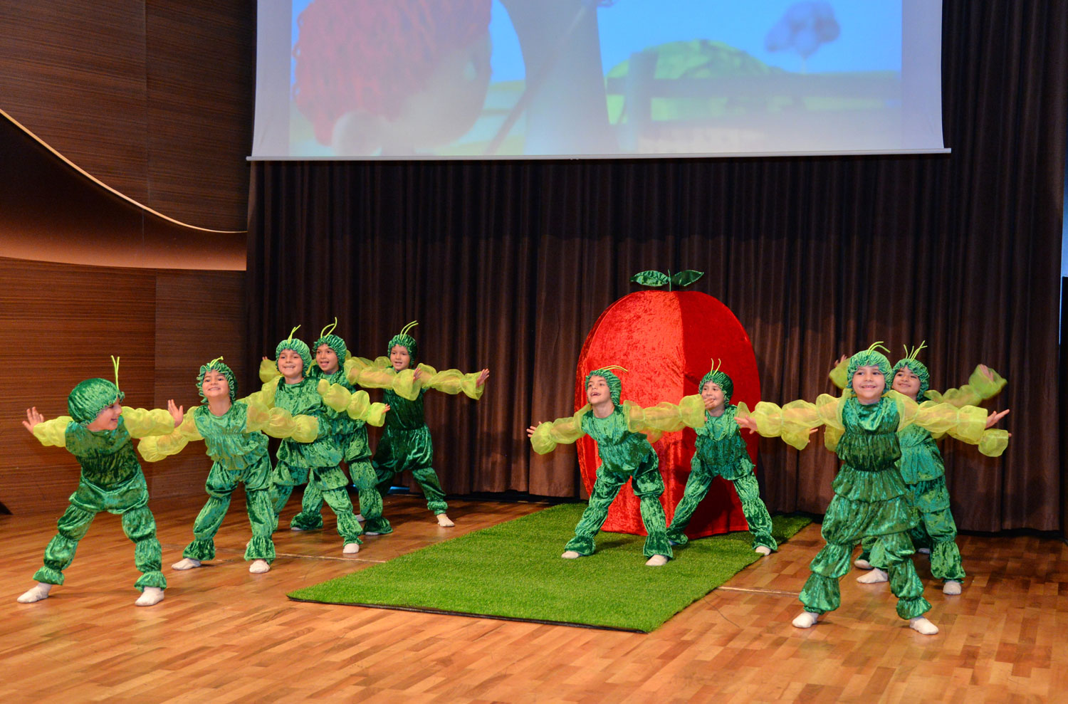 Səhnə balaca fidanlarındır - Beynəlxalq Muğam Mərkəzindən Reportaj