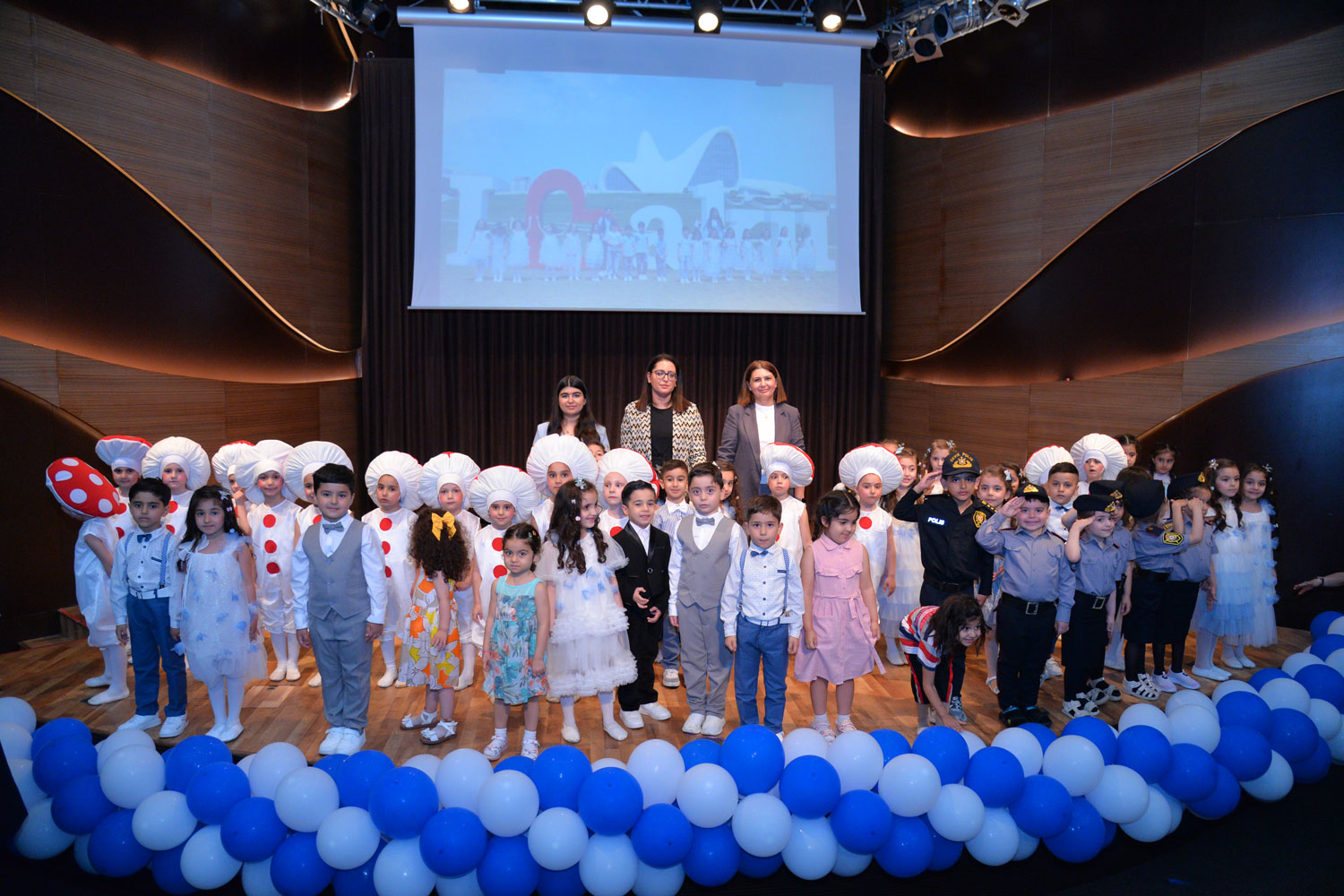 Səhnə balaca fidanlarındır 