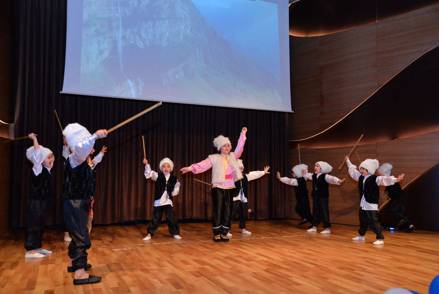 Səhnə balaca fidanlarındır