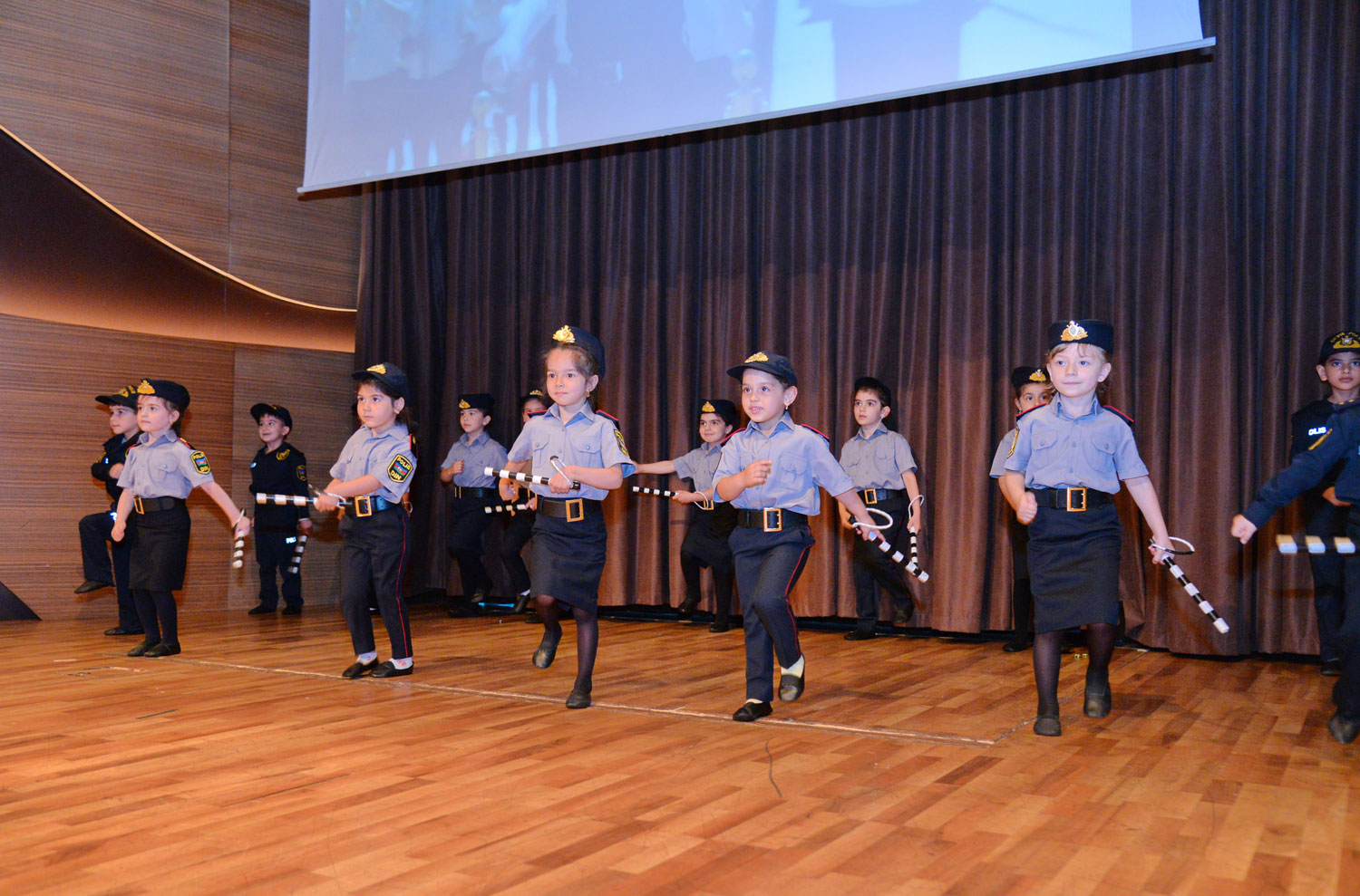 Səhnə balaca fidanlarındır