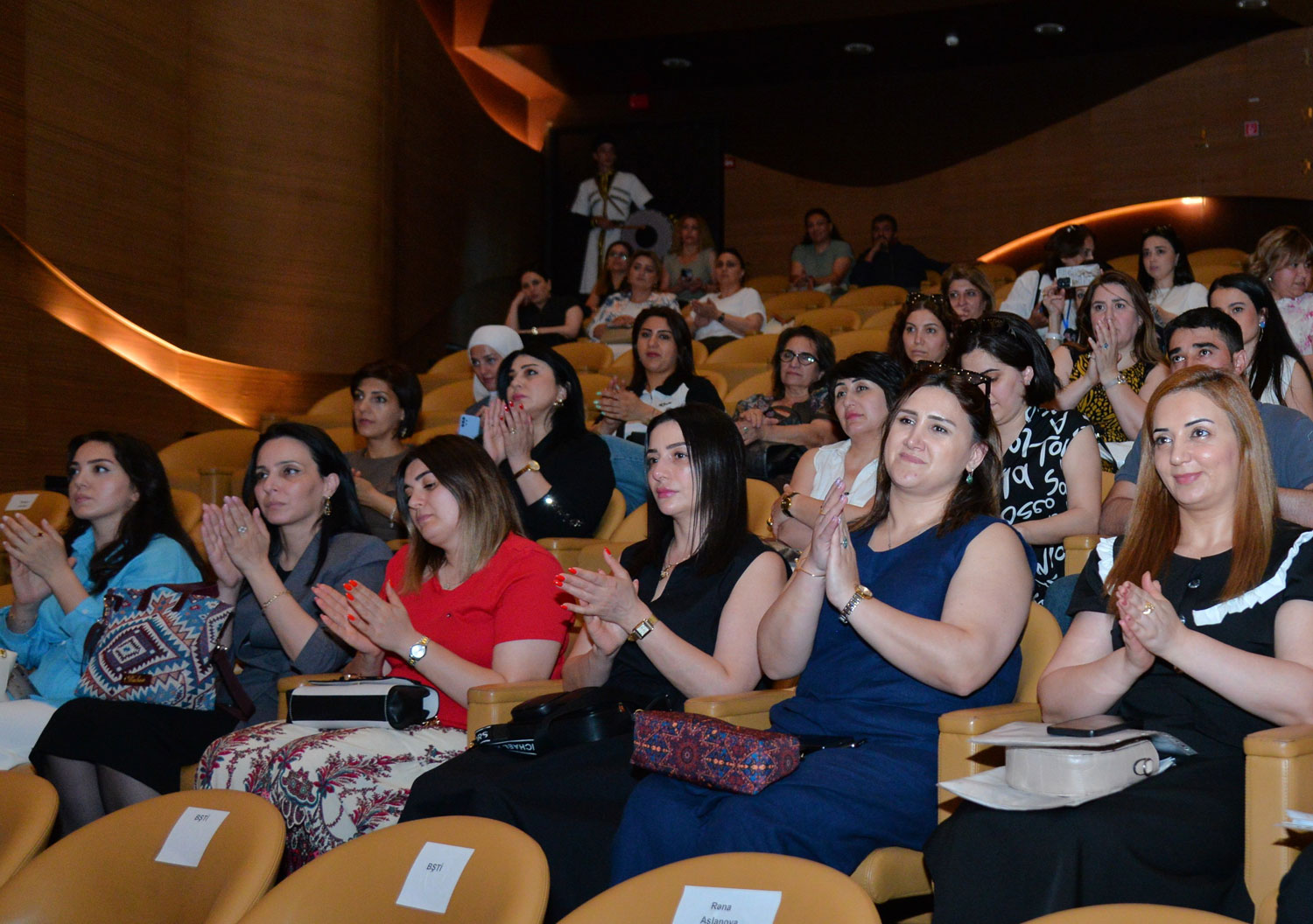 Səhnə balaca fidanlarındır