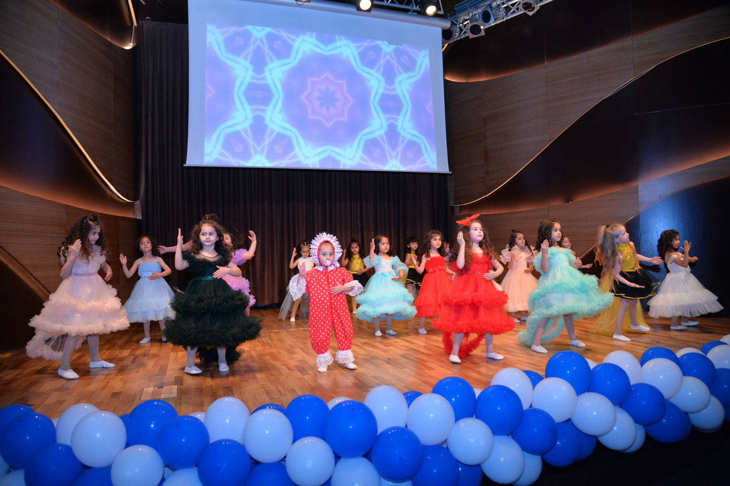 Səhnə balaca fidanlarındır