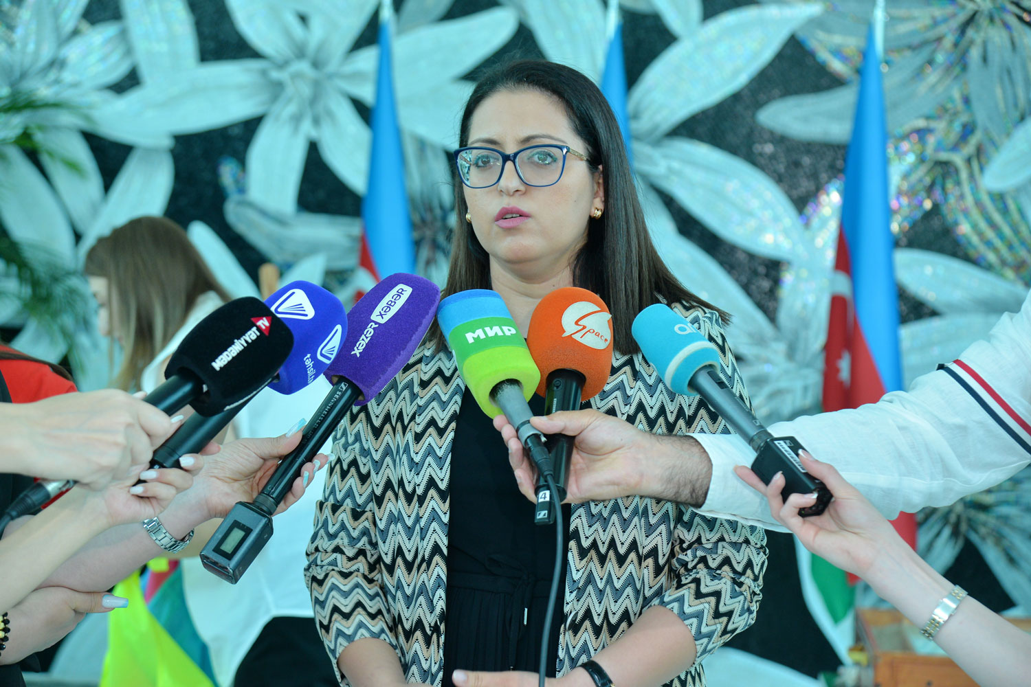 Səhnə balaca fidanlarındır