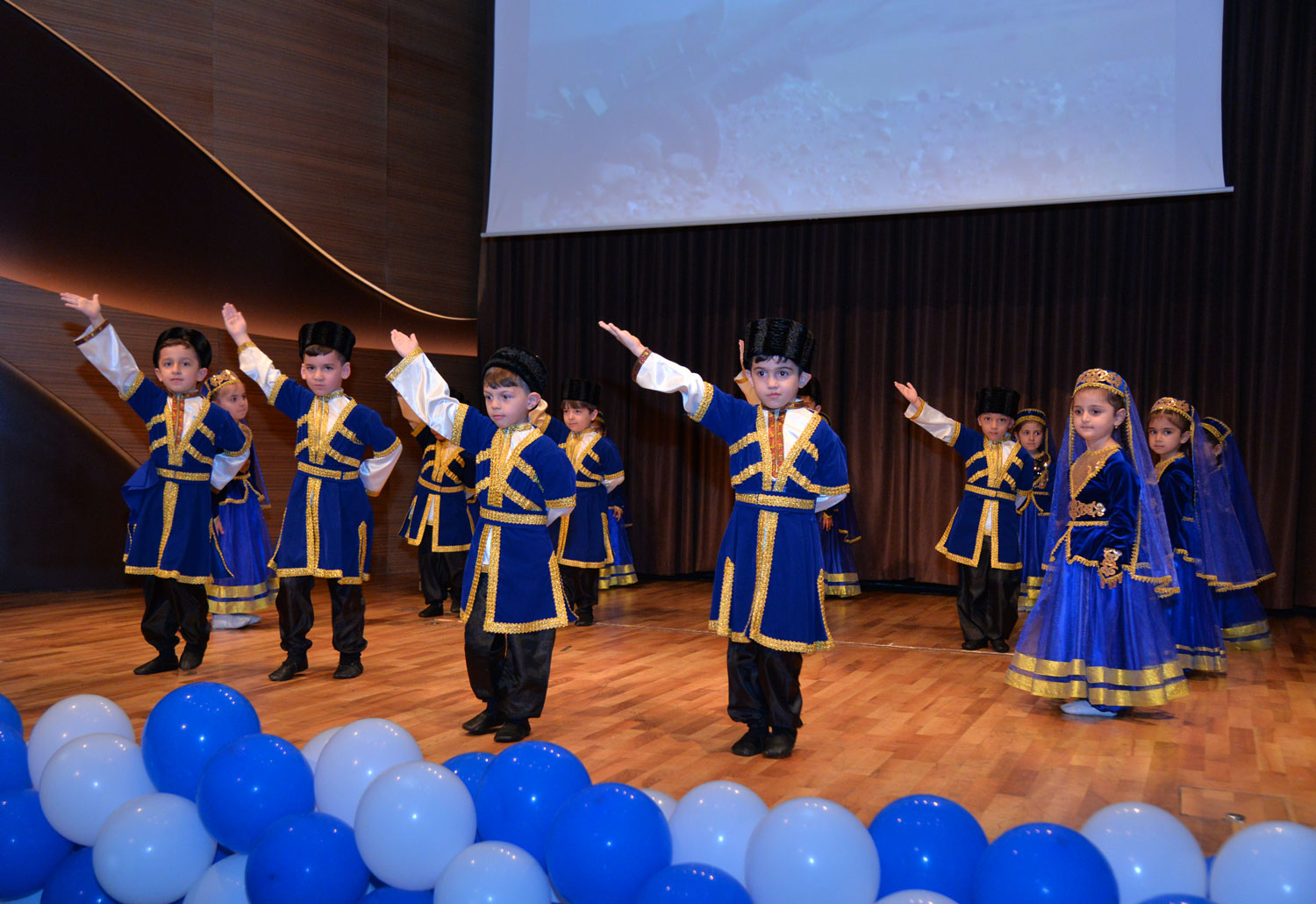 Səhnə balaca fidanlarındır