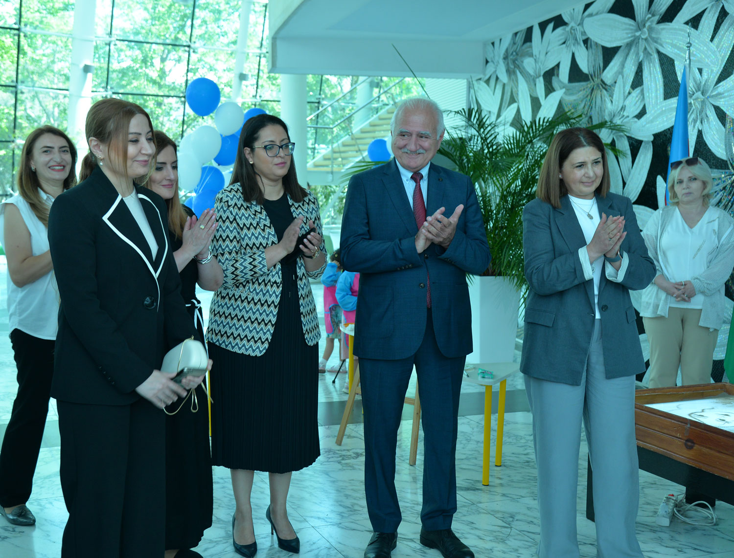 Səhnə balaca fidanlarındır