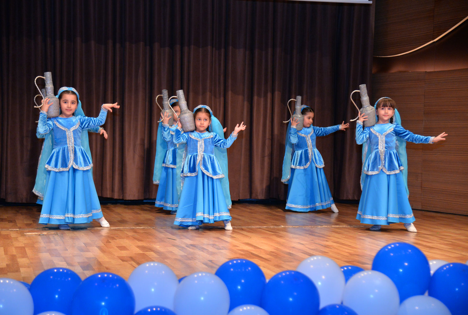 Səhnə balaca fidanlarındır