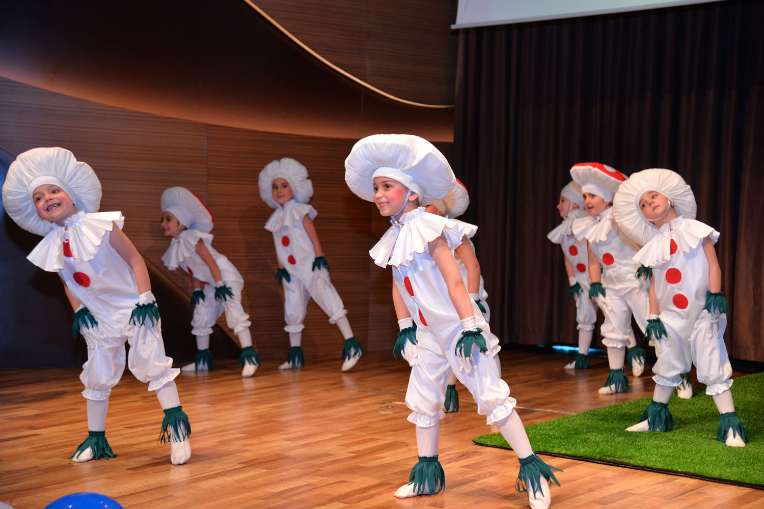 Səhnə balaca fidanlarındır