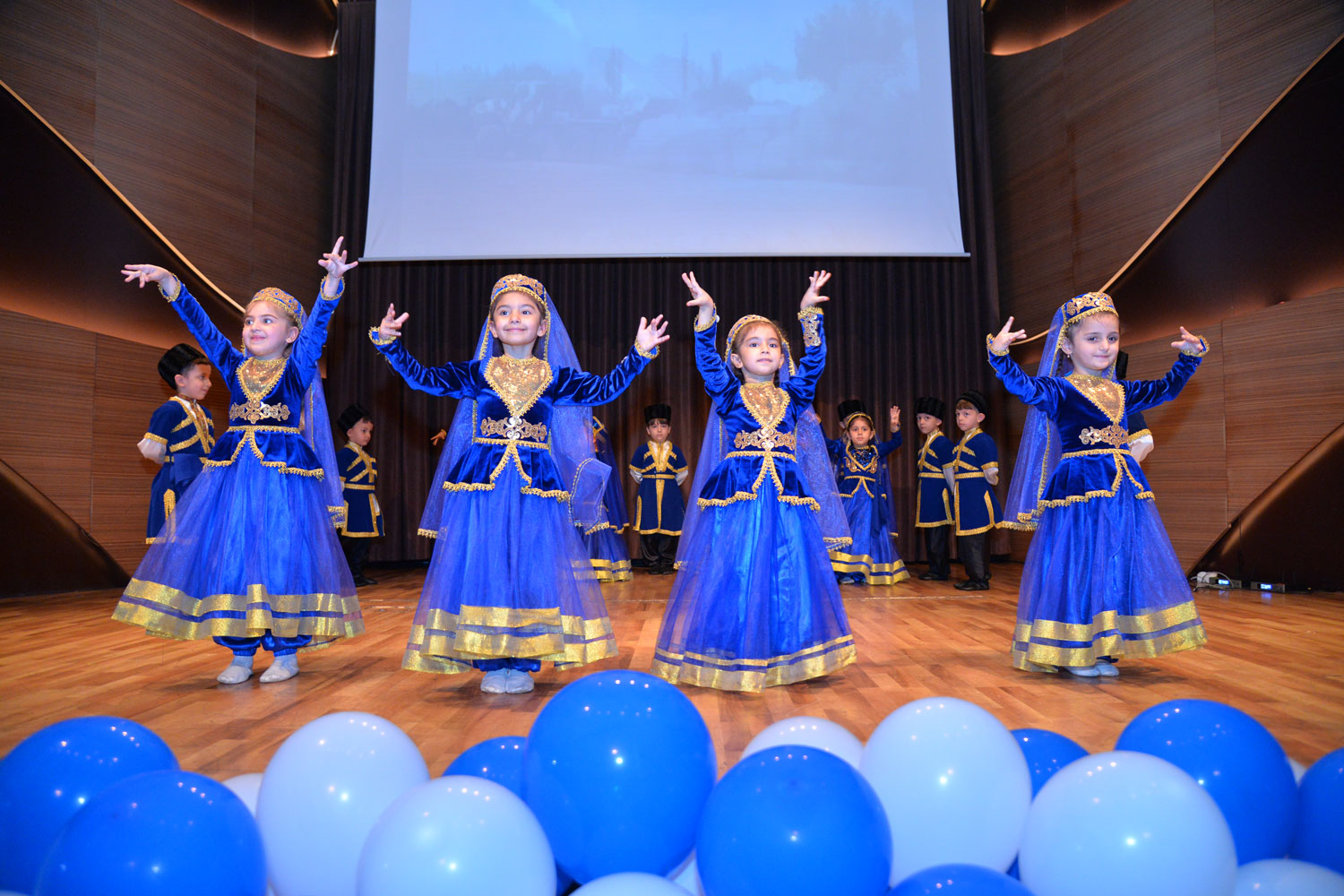 Səhnə balaca fidanlarındır