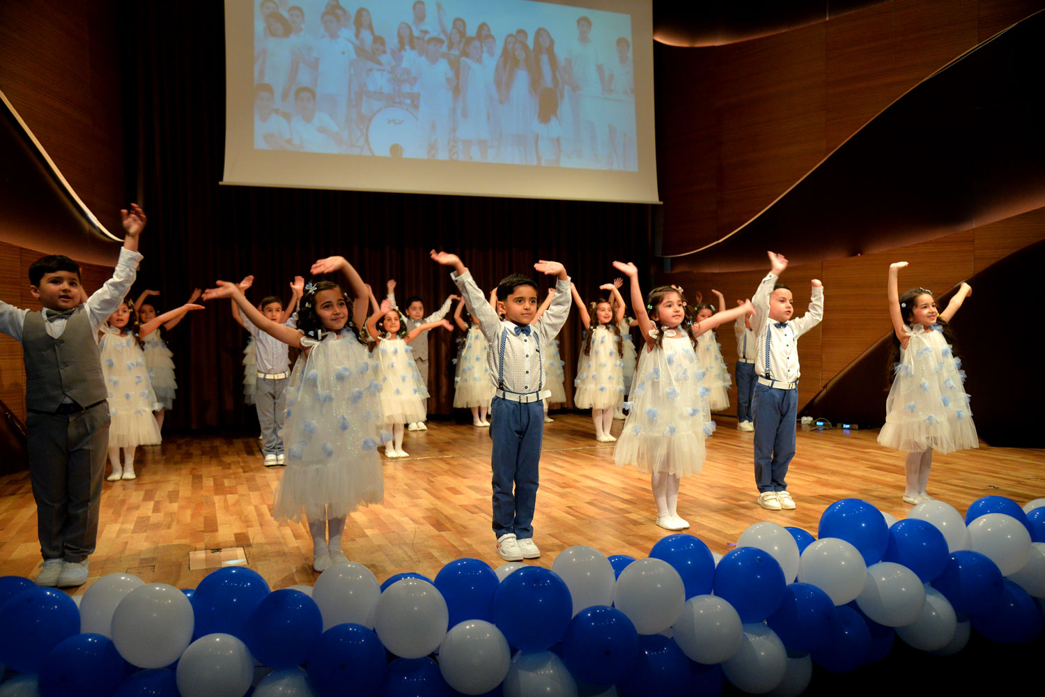 Səhnə balaca fidanlarındır