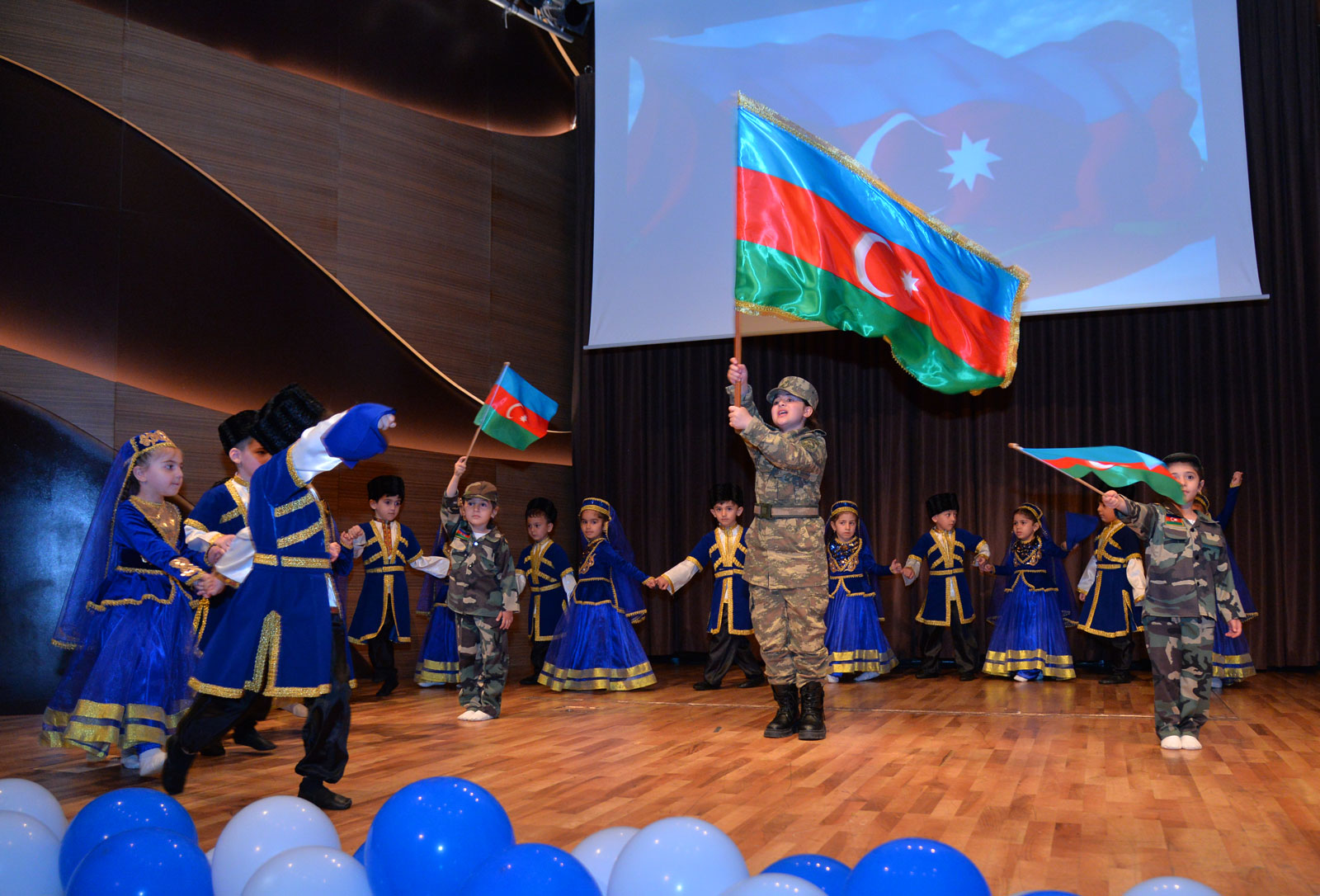 Səhnə balaca fidanlarındır