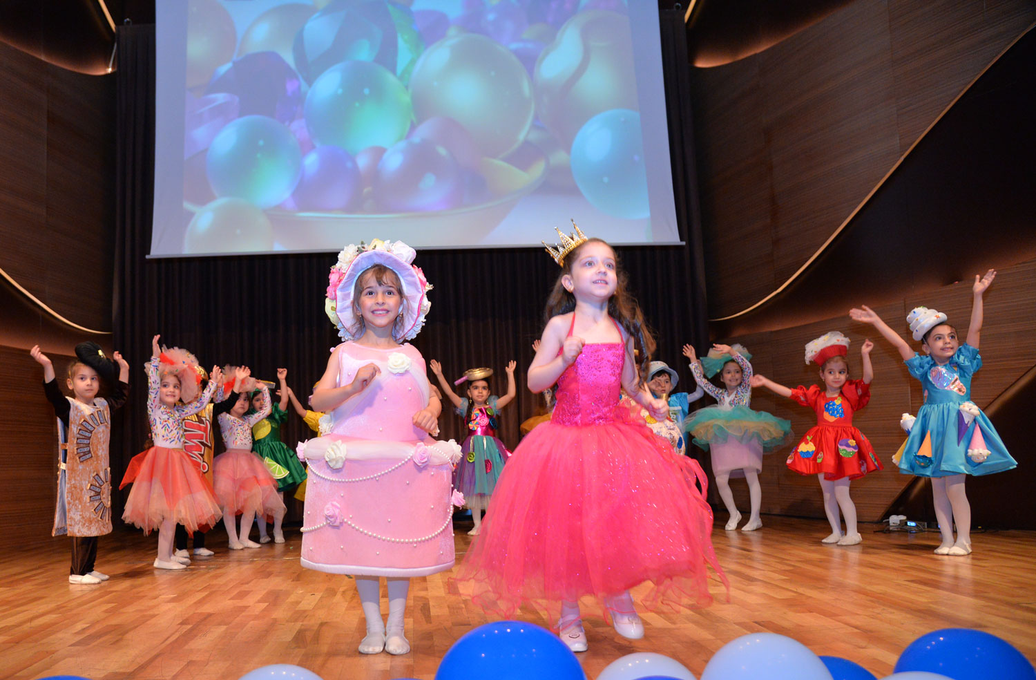 Səhnə balaca fidanlarındır