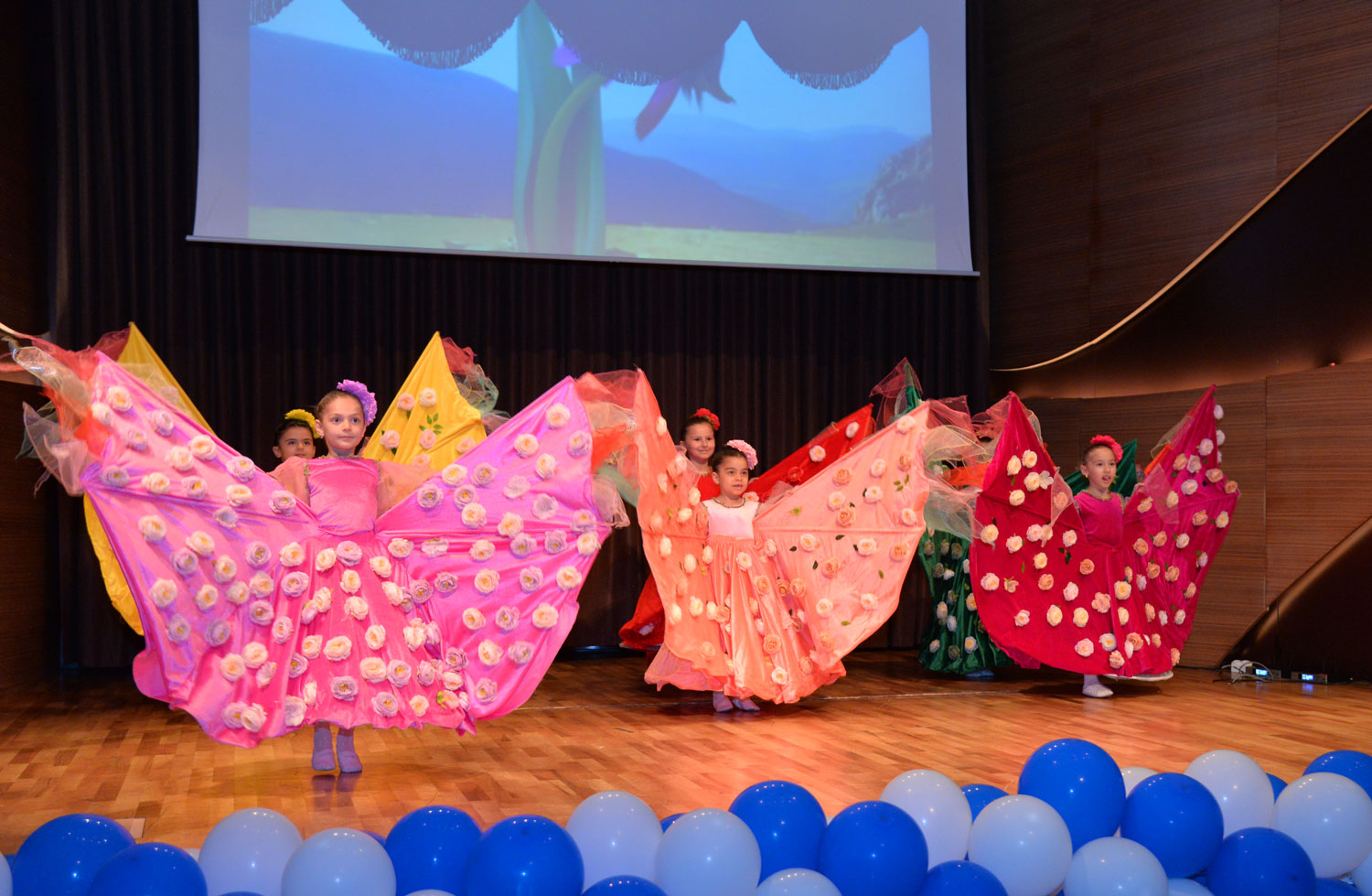 Səhnə balaca fidanlarındır