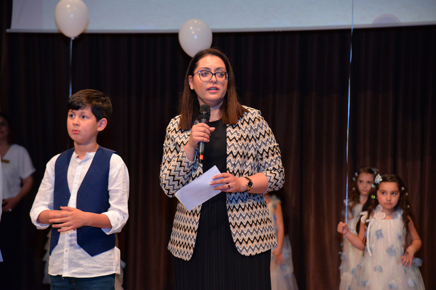 Səhnə balaca fidanlarındır