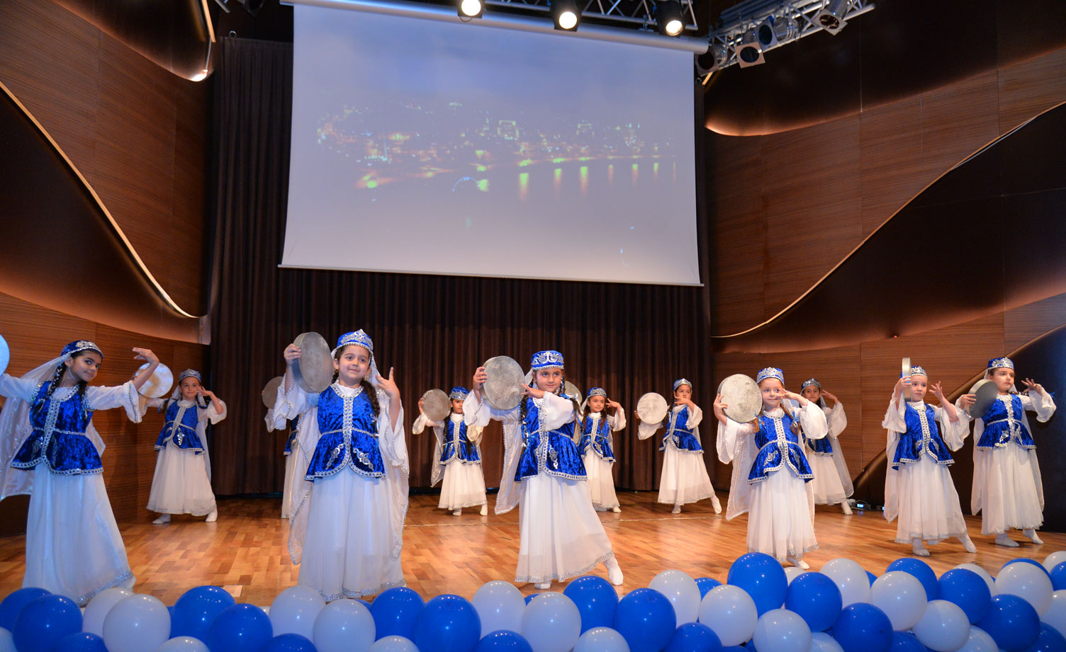 Səhnə balaca fidanlarındır