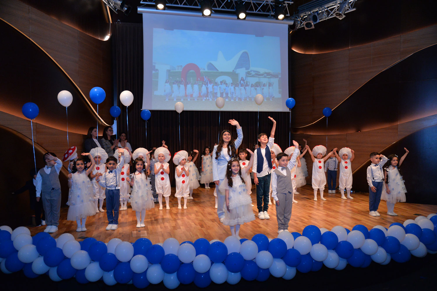 Səhnə balaca fidanlarındır