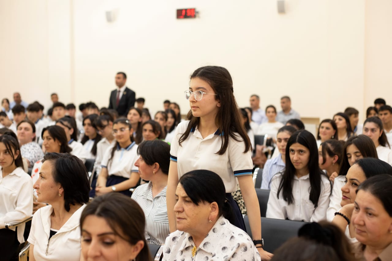 Şəkidə müəllim və şagirdlərlə görüş keçirilib